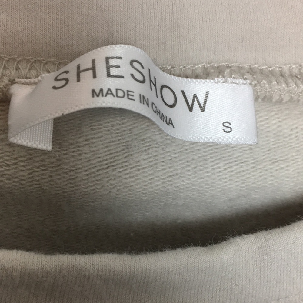 ✅Women SHE SHOW Graphic Sweater Size S - Picture 4 of 4